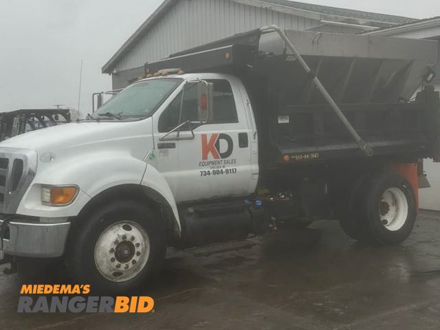 Lot 30-10902 - 2015 Ford F750 Dump Truck Runs, drives. Central hydraulics. Auto trans. Cummins engine. 22,000 miles...