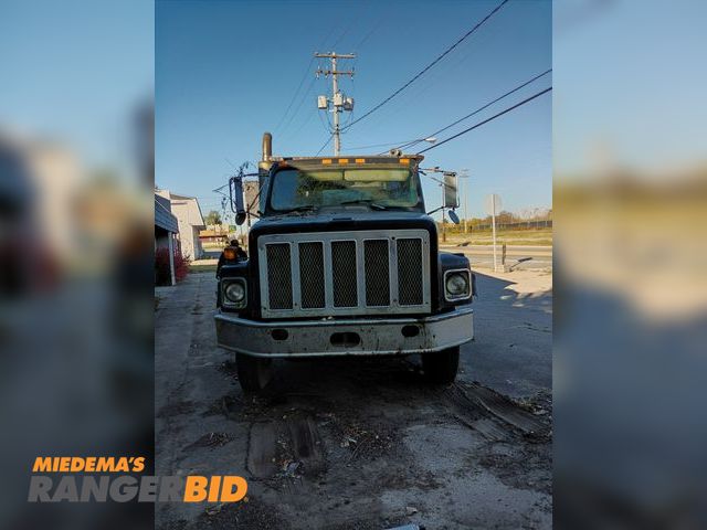 Lot 30-10795 - 1994 International Roll off Dump Truck Roll off truck bonus  30 yard can , Diesel truck , air brakes...