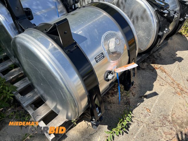 Lot 30-1494 - DTNA 60 Gallon fuel tank with straps.  Came of Western Star / Freightliner Used only once.