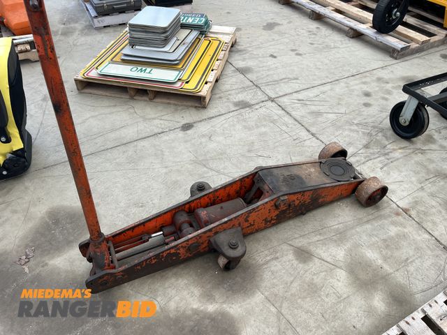 Lot 30-4139 - 10 ton floor jack