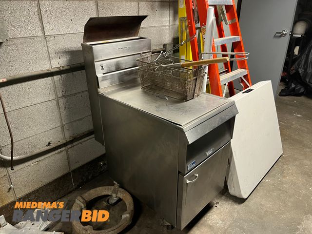 Lot 30-3324 - 1 Pitco Frialator Deep Fryer Stainless Steel Deep Fryer Comes with baskets and utensils in the basket