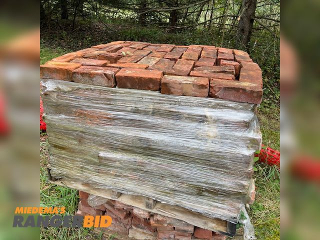 Lot 30-501 - 5000 Various makes Reclaimed red clay bricks Over 5,000 reclaimed red clay bricks on pallets.