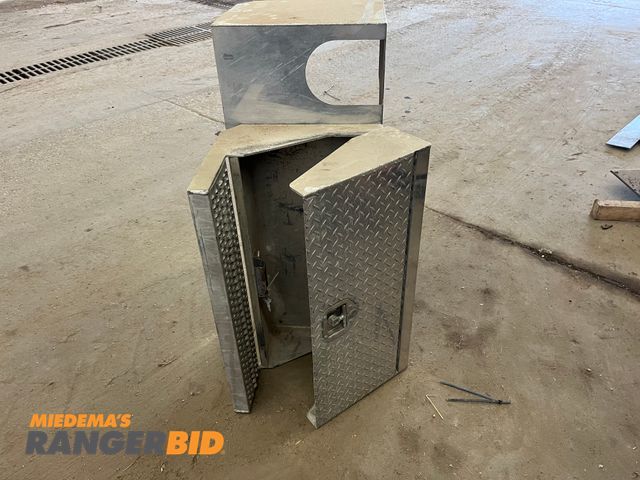 Lot 30-3951 - 1 Peterbilt Storage step