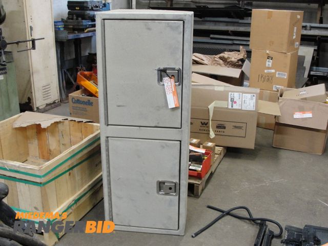 Lot 30-4865 - 1 Truck tool box Aluminum toolbox approximate dimension 48" x 18" x 9"