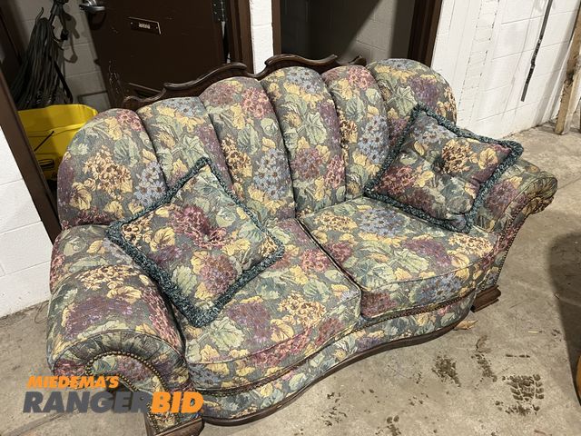 Lot 30-4648 - Floral Design Couch Sofa