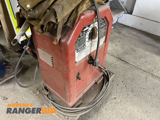 Lot 30-4441 - Lincoln AC-225-S Arc Welder