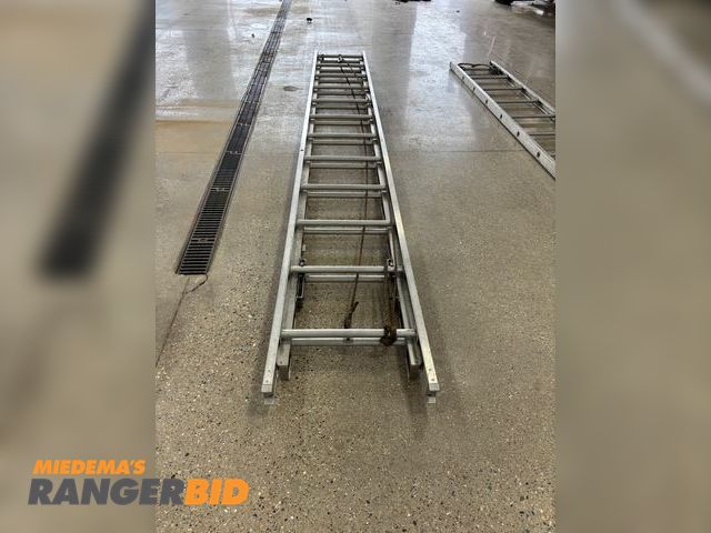 Lot 30-10029 - 24' Aluminum Extension Ladder