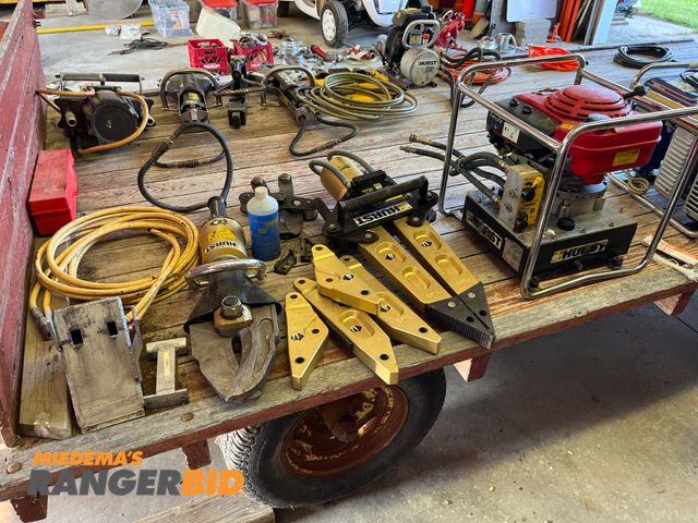 Lot 30-3529 - Hurst Jaws of Life Comes with Pump and the parts shown. Municipality owned.