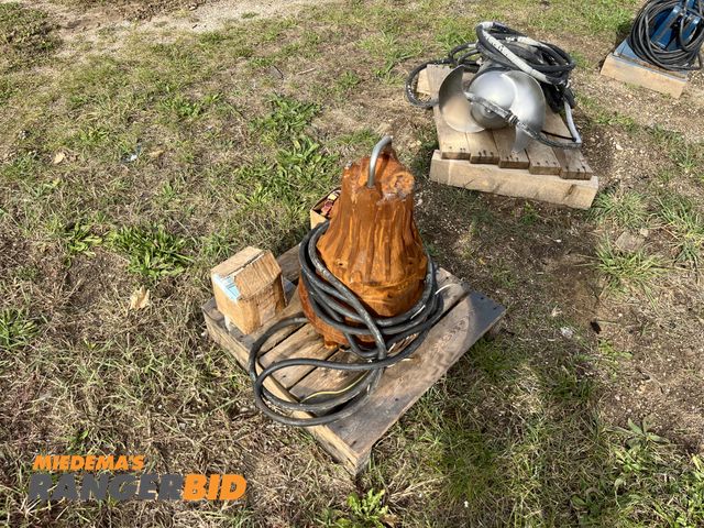 Lot 30-1699 - Submersible Pump