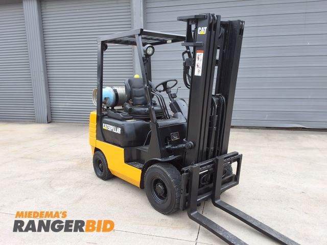 Lot 30-260 - Caterpillar 3,500lbs Pneumatic Forklift Forklift - See Video for Operation