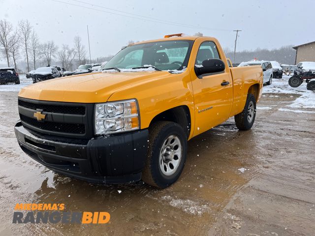 Lot 30-2605 - 2013 Chevrolet Silverado 1500 with a 4.3L V6 OHV 12V engine. with Lift Gate and 37,858 miles Regular Cab Pickup Truck RWD