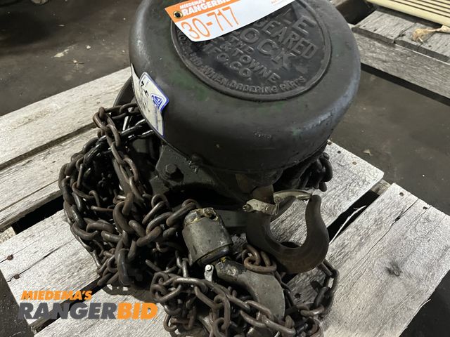 Lot 30-717 - Yale Chain Fall Hoist