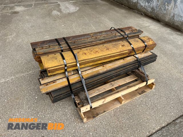 Lot 30-3998 - Pallet of 5' snow plow scrapper cutting edges, carbide and steel. Seller will load.
