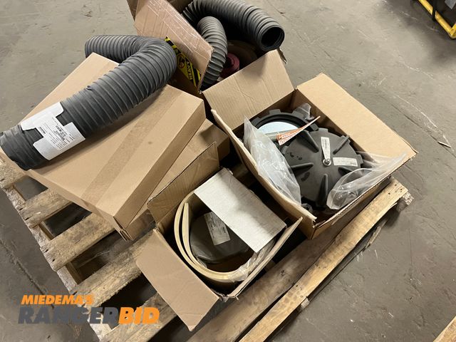 Lot 30-945 - Lot of miscellaneous truck parts and accessories