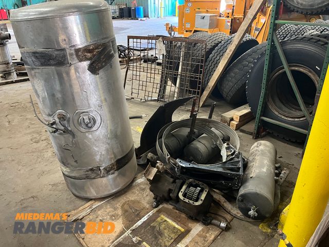 Lot 30-3950 - Lot includes Fuel tank straps, Peterbilt Fuel Tank, Air Tanks, Hydraulic motor