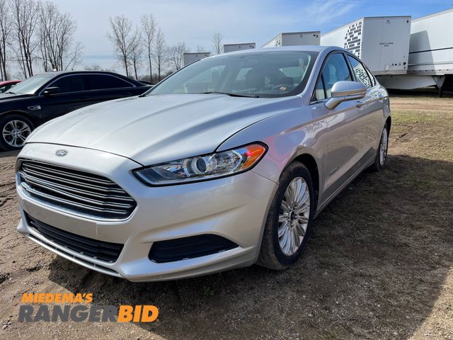 Lot 30-2462 - 2016 Ford Fusion Hybrid with a 2.0L L4 DOHC 16V HYBRID engine. x SE with 65,899 miles Sedan Hybrid F...