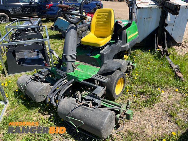 Lot 30-128 - 2004 John Deere 2500 A Reel Mower Golf Course Equipment