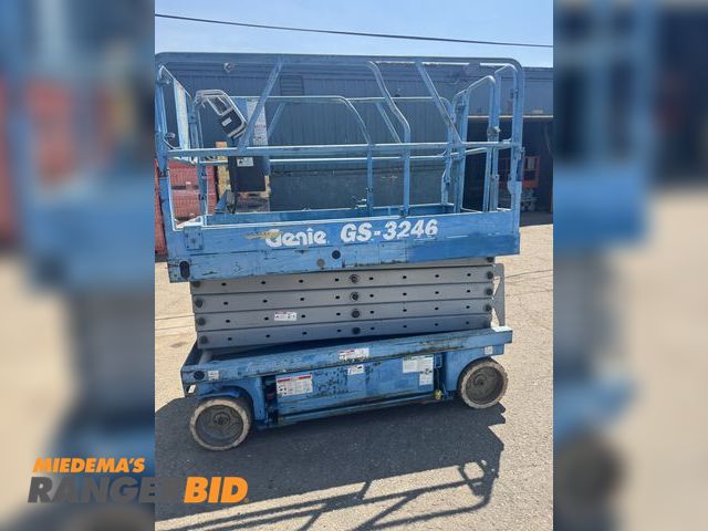Lot 30-3040 - Genie 3246 Scissor Lift Genie 3246 everything works with new battery