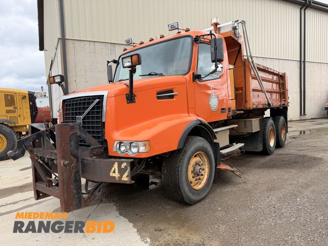 Lot 30-3900 - 2002 Volvo VHD 6x4 Dump Truck