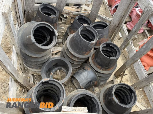 Lot 30-5788 - Lot of approx. (43) 7" x 11 1/4" cast iron reducers.