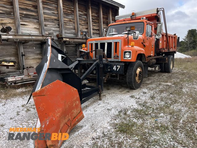 Lot 30-1931 - 2001 International 2574 4x2 with Cummins ISM Dump Truck