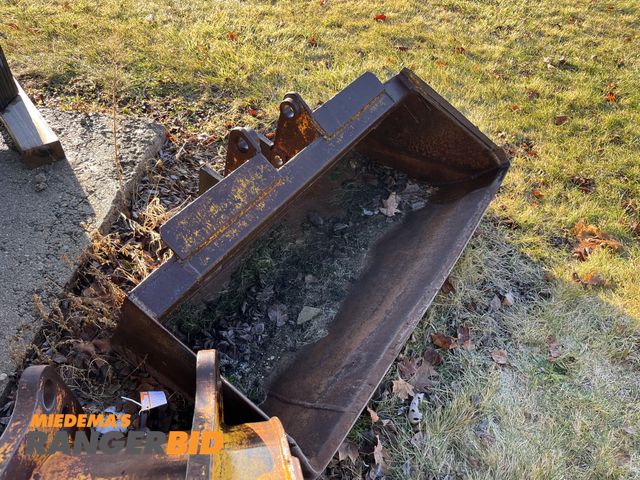 Lot 30-4947 - 5' Backhoe Bucket .