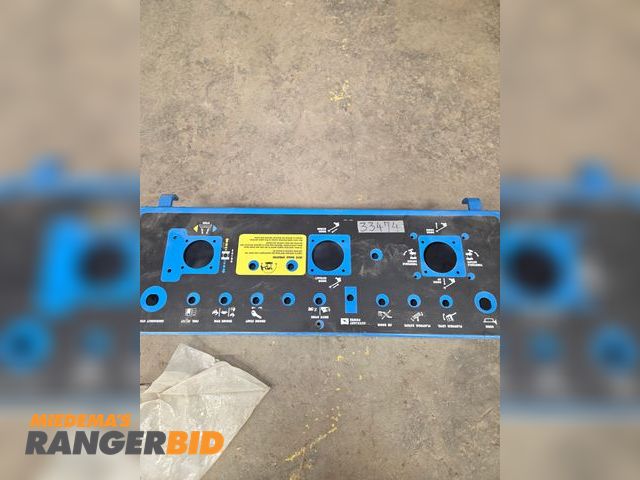 Lot 30-4815 - 2 control covers (see instruction sheet) and an upper control box #33474. Genie part #128730 z34/30 ...