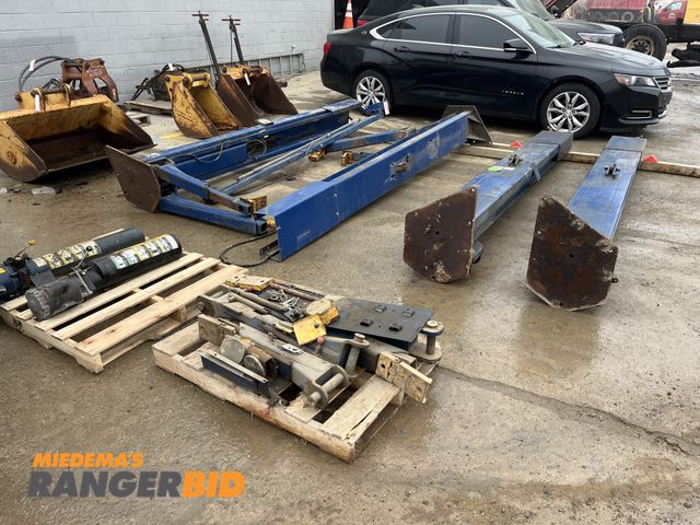 Lot 30-4975 - Lot of (2) Rotary SPOA9 Lift Mechanic Vehicle Lift 9000 lb capacity
