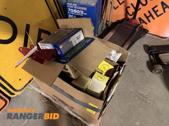 Lot 30-3917 - Pallet of truck and miscellaneous parts