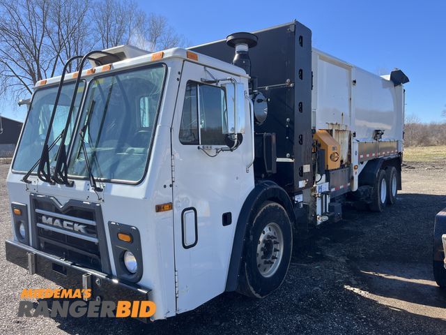 Lot 30-4320 - 2013 Mack LEU633 Refuse packer body with auto arm.  Garbage Truck