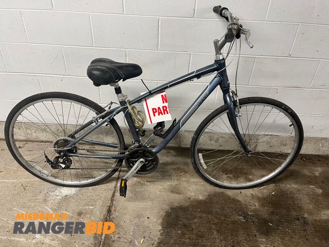 Lot 30-10271 - Giant Cypress Bicycle / Mountain bike