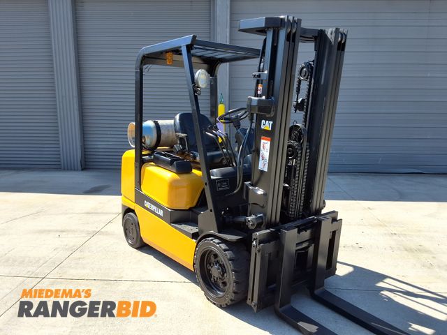 Lot 30-263 - 2004 Caterpillar 6,000lbs Capacity  Forklift  - See Video for Operation