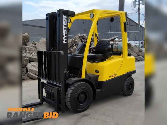 Lot 30-10105 - Hyster 5,000lbs Capacity Pneumatic Forklift See video for operation