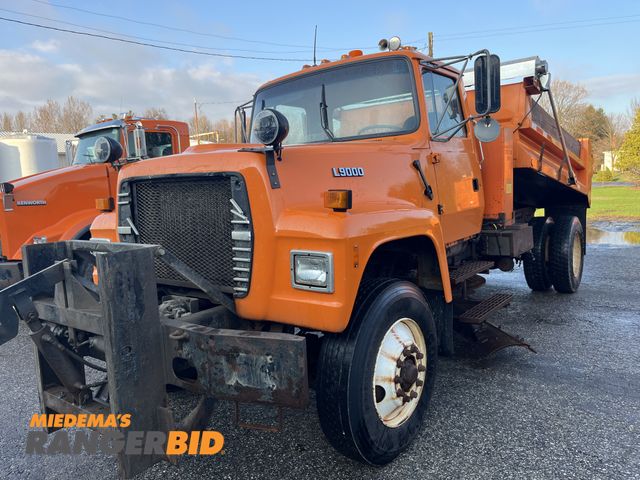 Lot 30-4845 - 1996 Ford L9500 4x2 Dump Truck
