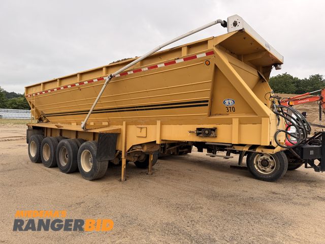 Lot 30-3205 - 1996 Red River Semi-Trailer Live Bottom
