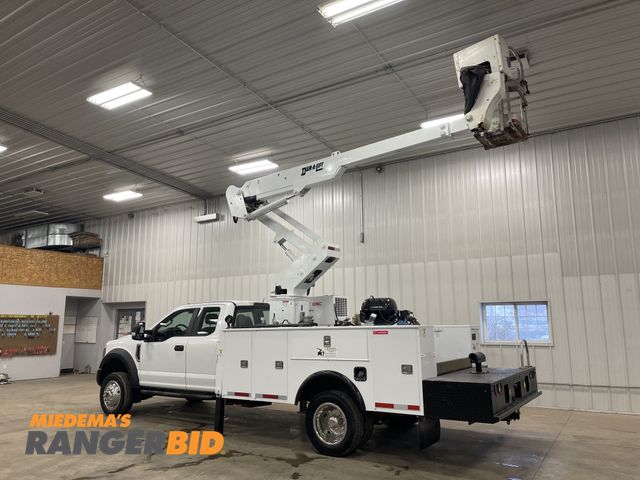 Lot 30-11271 - 2018 FORD F550 Bucket Boom Utility Truck The Duralift DTAXS39 boom has level controls, has a 44' wor...
