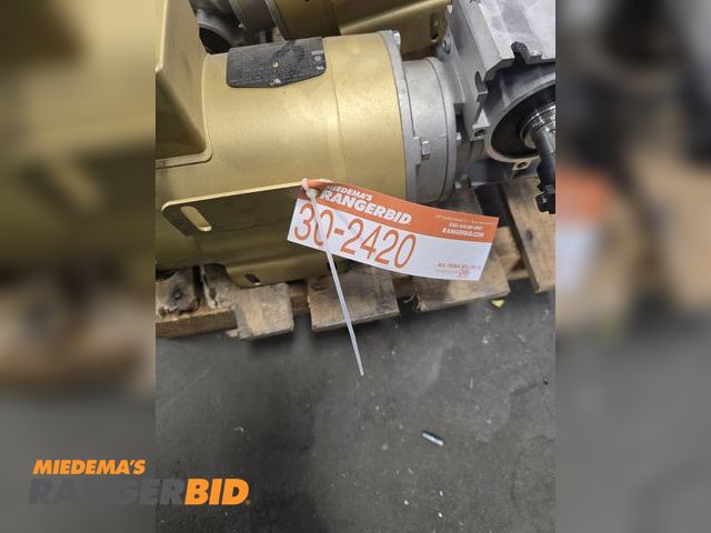 Lot 30-2420 - Gear Motors, Hollow shaft gear box, pneumatic indexer and a foot pump.