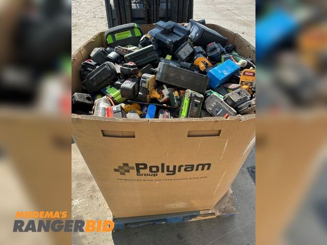 Lot 30-10633 - Box of Batteries
Mix of Tool batteries etc,
Must take Whole box and pallet all together