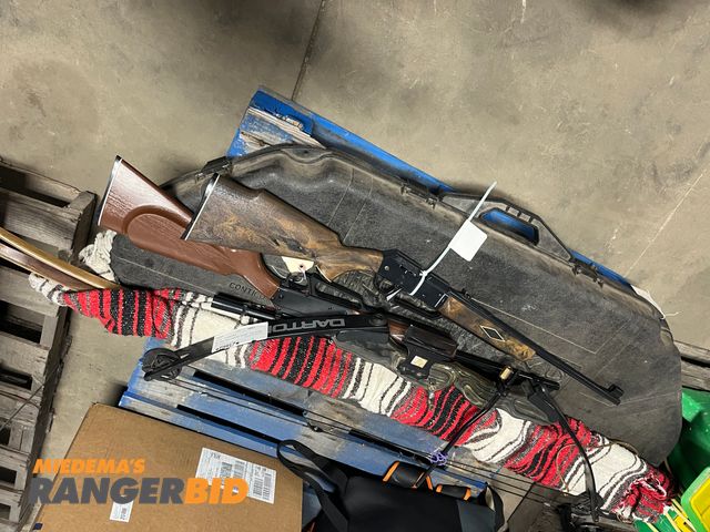 Lot 30-2514 - Lot includes 2 Recurve Bows, 2 Compound Bows, 2 BB guns.