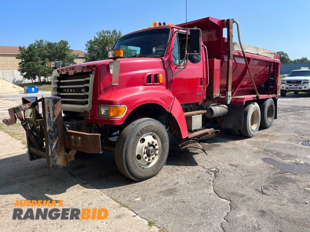 Lot 30-3957 - 2004 Sterling LT9500 with a 12.8L L6 DIESEL engine. Dump Truck