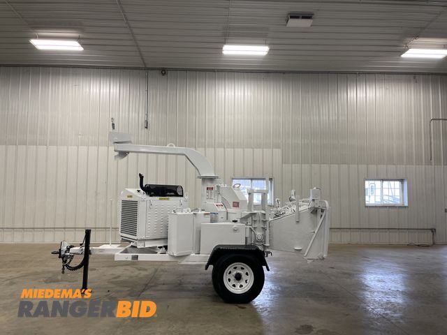 Lot 30-11135 - 2016 Bandit 200UC 12" Disc Wood Chipper with gasoline engine and reads 75 hours. Please Note: This u...
