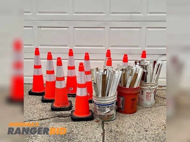 Lot 30-9783 - Lot of ten (10) JBC RS70025SR3M64 Traffic Safety Cones
