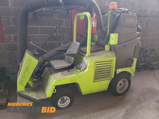 Lot 30-11489 - Tennant ATLV 4300 Vacuum Truck Tennant ATLV 4300 vacuum truck.  Diesel power.  Hydraulic transmissio...