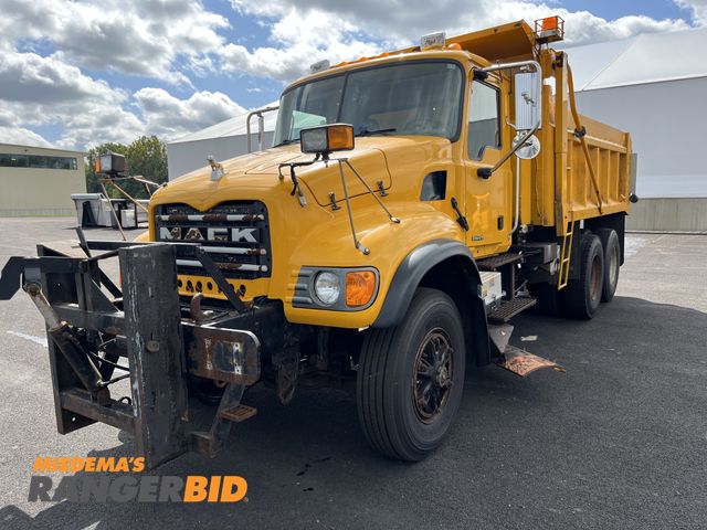 Lot 30-1473 - 2007 Mack CV713 Granite 6x4 with a 12.0L L6 DIESEL engine. Dump Truck