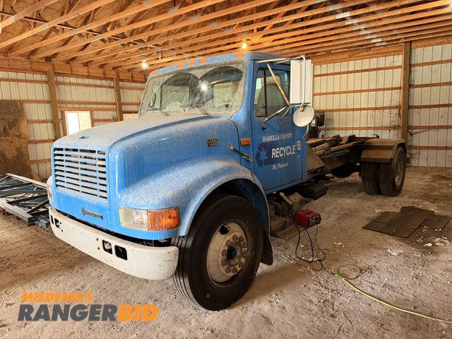 Lot 30-3657 - 1999 International 4700 4x2 Roll Off