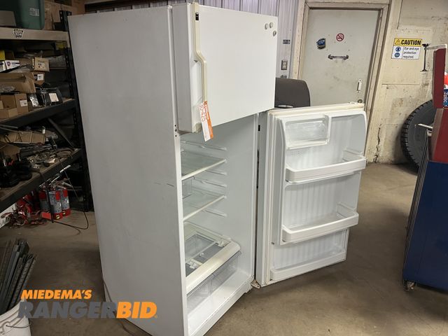 Lot 30-425 - Free Standing GE HTS18GBSARWW Refrigerator