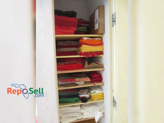 Lot 31-1165 - Contents Of Closet: Placemats, Cloth Napkins etc