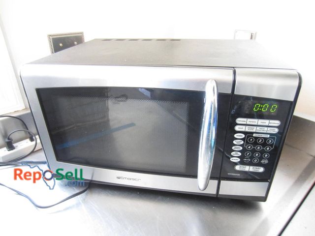 Lot 31-9180 - Emerson microwave oven with a stainless steel and black plastic exterior. Features 900 watts of powe...