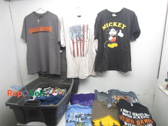 Lot 31-8505 - (17) Men's Shirts M-5XL With Tote