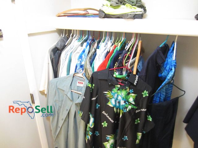 Lot 31-8624 - Men's Clothing Lot XL To Lg, New With Tags And Used, Mix Of Brands